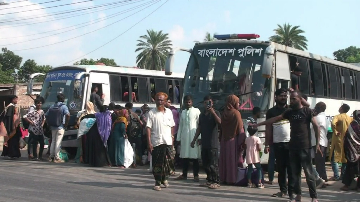 ছুটি শেষে কর্মস্থলে ফিরতে যাত্রীদের নিজস্ব বাস দিলো নাটোর পুলিশ