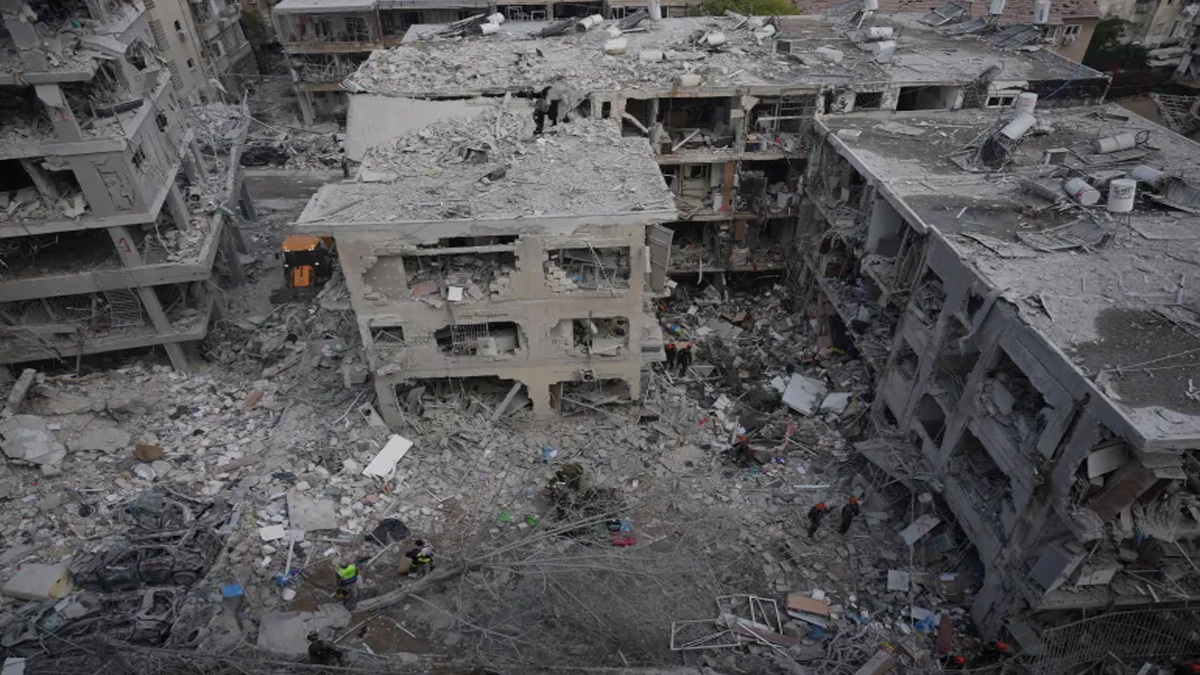 ইরানের হামলায় তেল আবিবের ধ্বংসজ্ঞের চিত্র