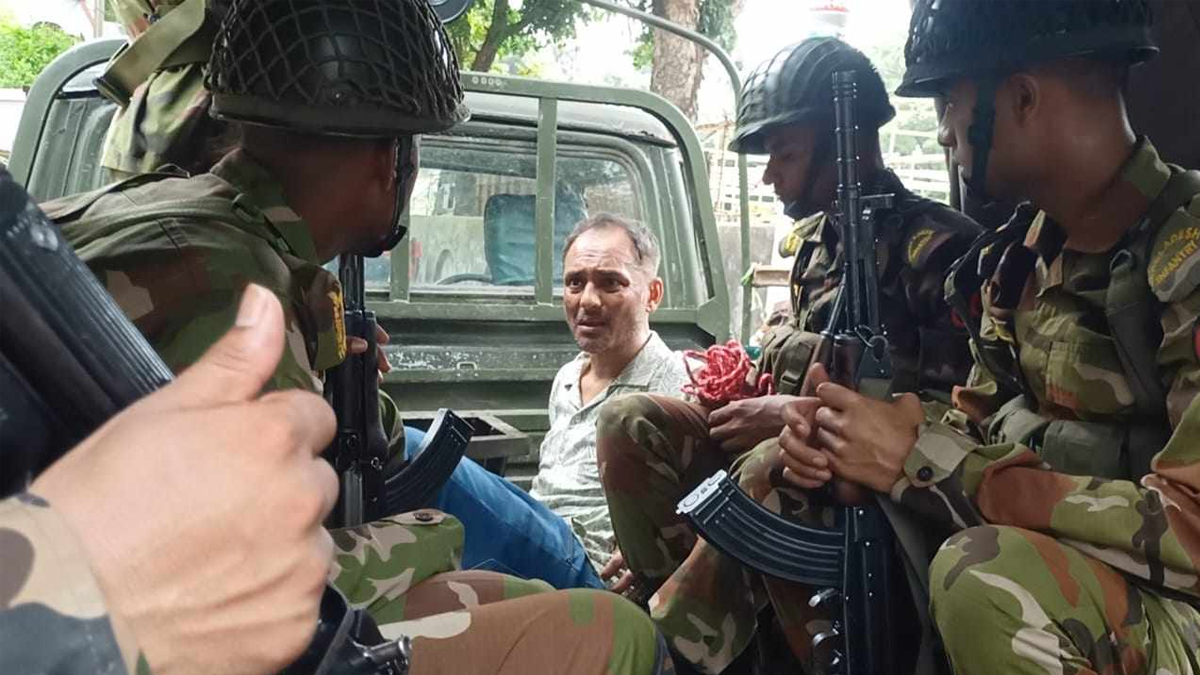 সাতক্ষীরায় সাবেক নারী এমপির বাসা থেকে অস্ত্র-মাদক উদ্ধার, ছেলে আটক