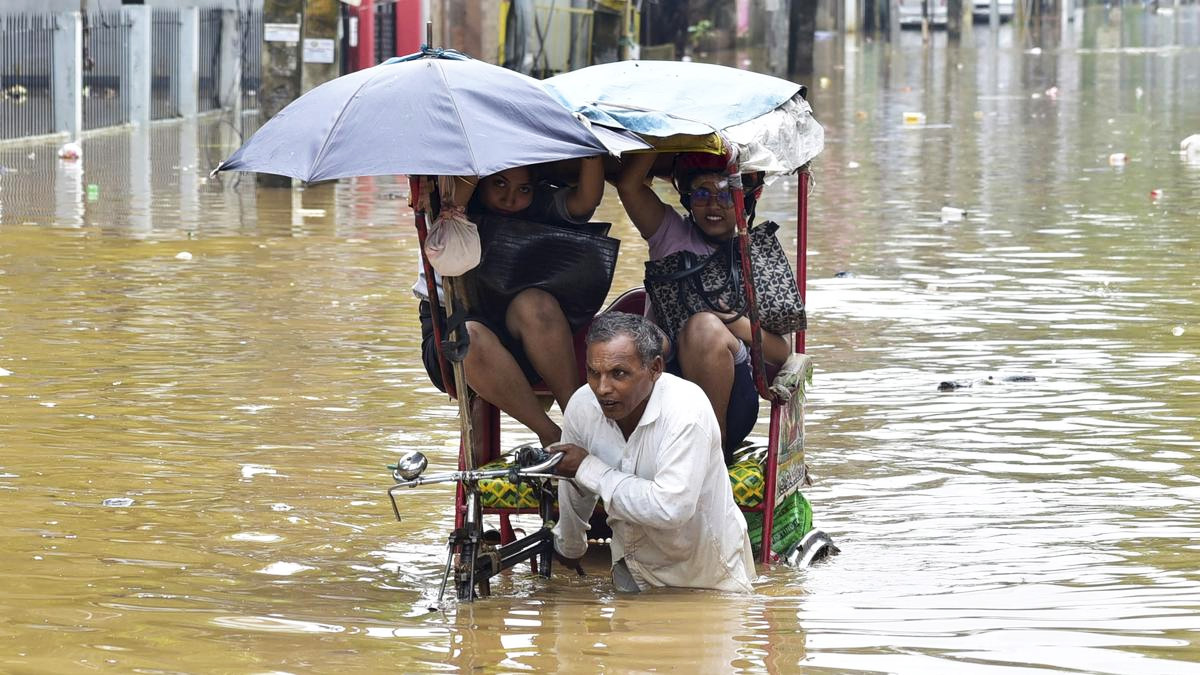 আসামসহ উত্তর-পূর্ব ভারতে বন্যা পরিস্থিতির উন্নতি নেই, পানিবন্দী অন্তত ৭ লাখ