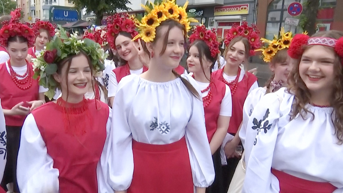 বার্লিনে জমকালো আয়োজনে পালিত হচ্ছে ‘কার্নিভ্যাল অব কালচারস’