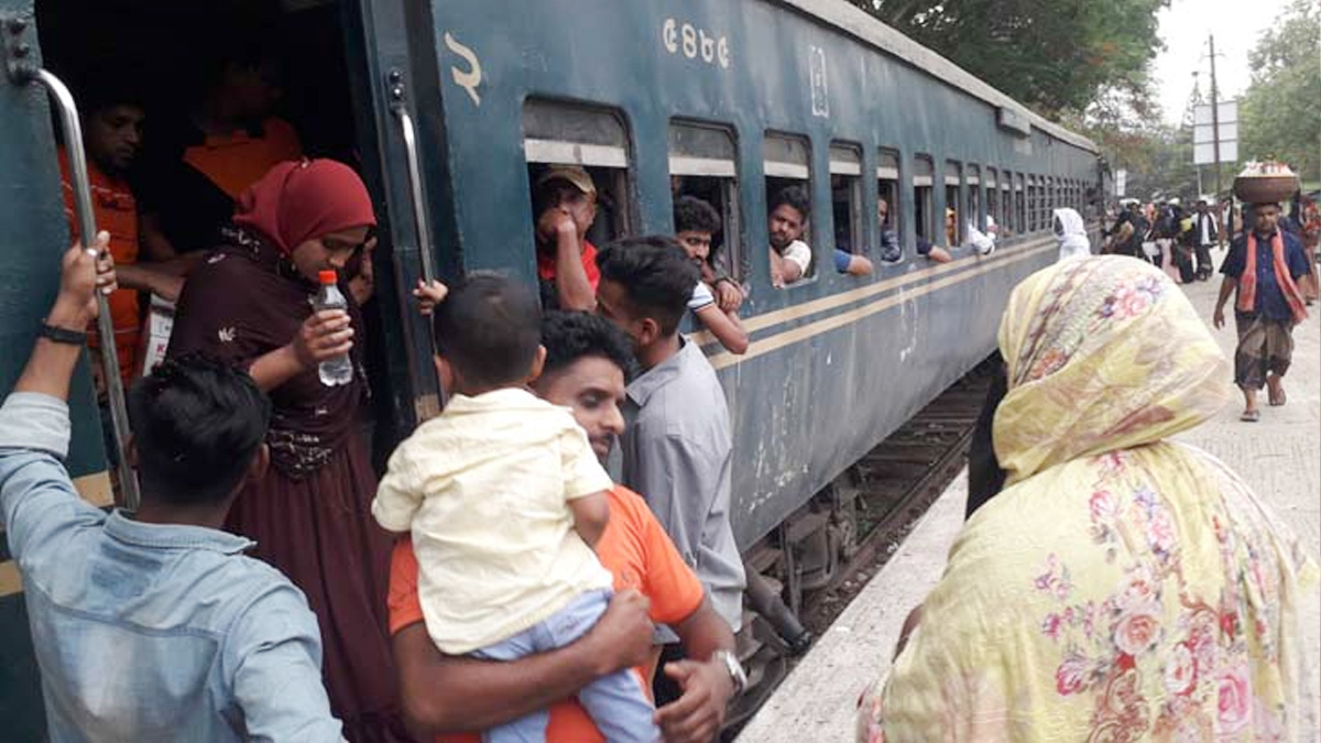ঈদের ছুটিতে চট্টগ্রাম ছাড়ছেন ঘরমুখো মানুষ