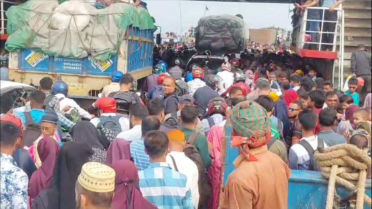 পাটুরিয়া-দৌলতদিয়া নৌরুটে স্বস্তির যাত্রা ঘরমুখো মানুষের