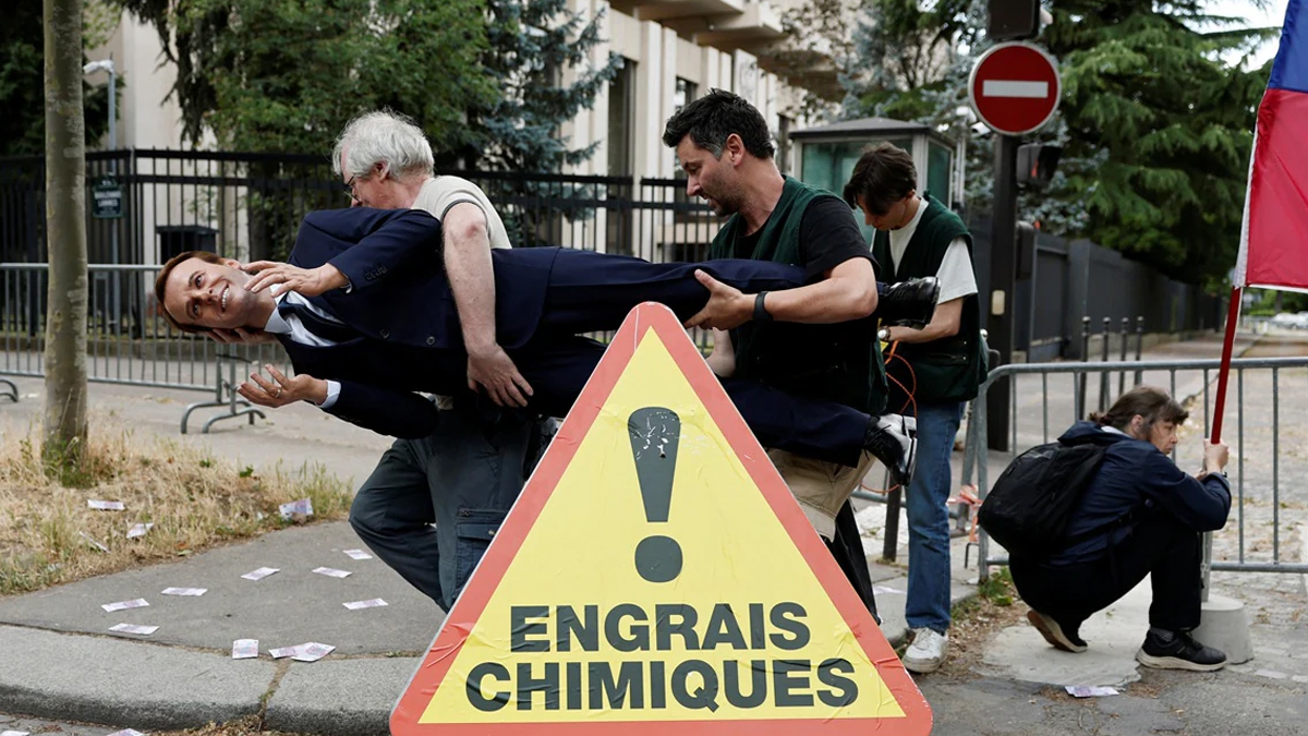 প্যারিসে গ্রেভিন মিউজিয়াম থেকে ম্যাকরনের মূর্তি সরিয়ে রাশিয়ার দূতাবাসে রেখে প্রতিবাদ