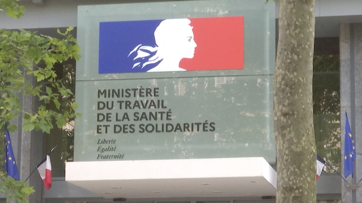 সমুদ্র সৈকত, পার্ক ও শিক্ষা প্রতিষ্ঠানে ধূমপান নিষিদ্ধের সিদ্ধান্ত ফ্রান্সের