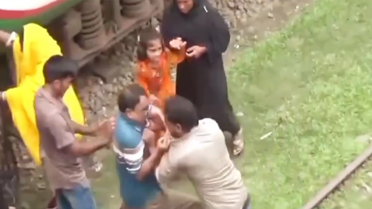 গাইবান্ধায় স্টেশন মাস্টারকে মারধর