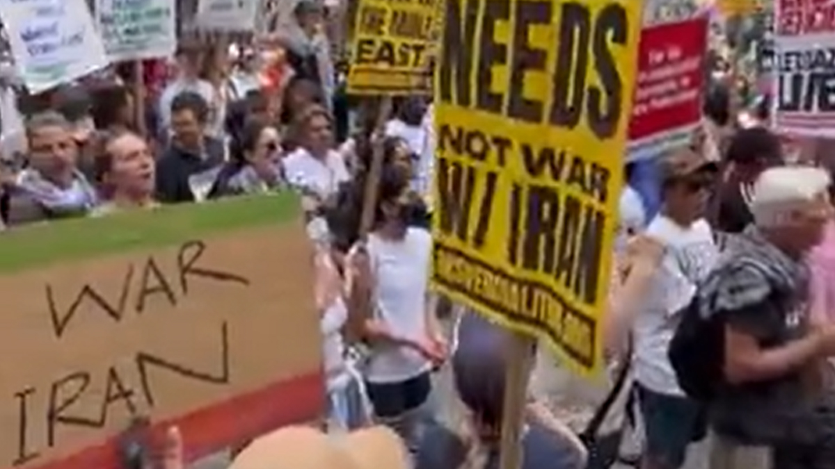 ইরান ইস্যুতে না জড়াতে নিউইয়র্কে বিক্ষোভ