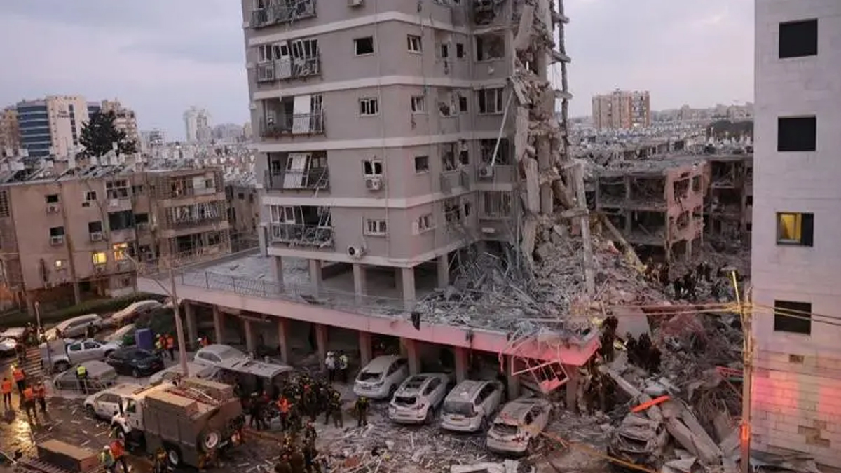 ইরানের ক্ষেপণাস্ত্র হামলায় ইসরায়েলে প্রাণহানি বেড়ে ১২, আহত দুই শতাধিক