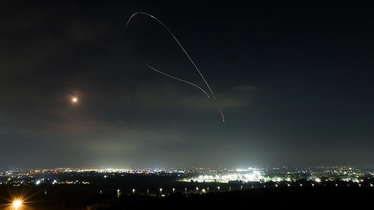 মার্কিন হামলার জবাবে ইসরায়েলে ক্ষেপণাস্ত্র ছুঁড়েছে ইরান