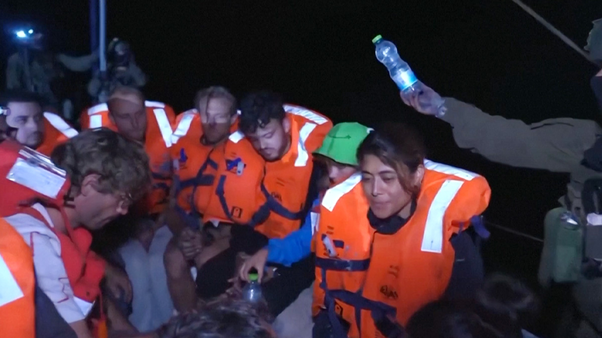 ত্রাণবাহী জাহাজ ম্যাডলিনের ৮ স্বেচ্ছাসেবক দেশে ফিরতে রাজি হননি