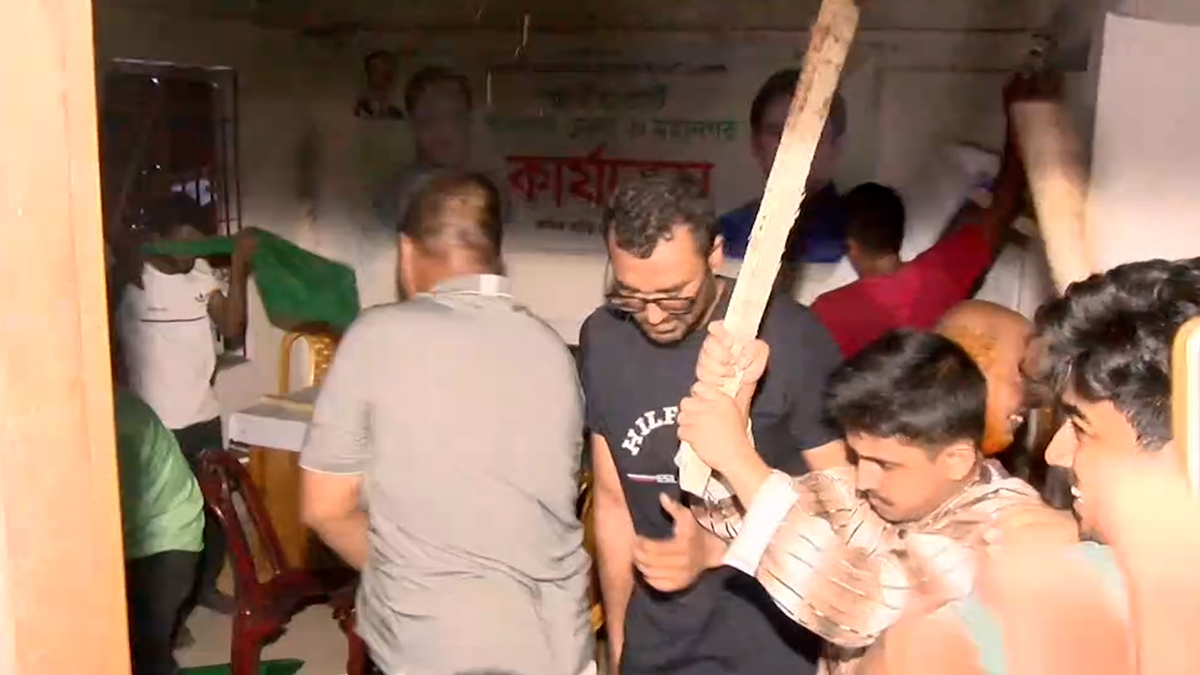 বরিশালে জাতীয় পার্টির কার্যালয়ে হামলা-ভাঙচুর