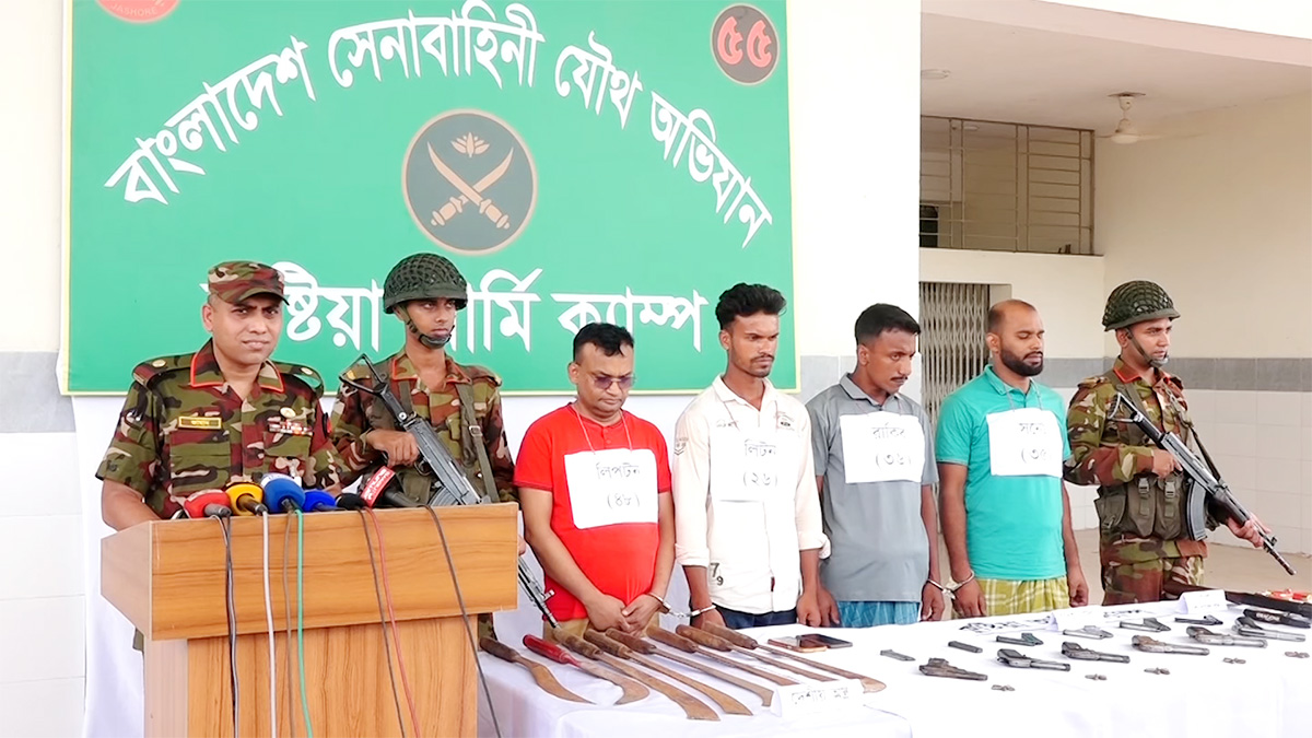 কুষ্টিয়ায় ৩ সহযোগীসহ শীর্ষ সন্ত্রাসী লিপটন গ্রেফতার, অস্ত্র-গুলি উদ্ধার