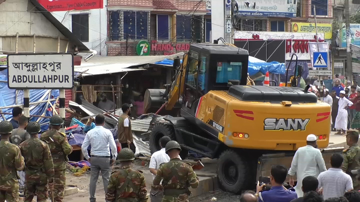 নারায়ণগঞ্জে খাল পরিষ্কার ও অবৈধ স্থাপনা উচ্ছেদ করলো সেনাবাহিনী