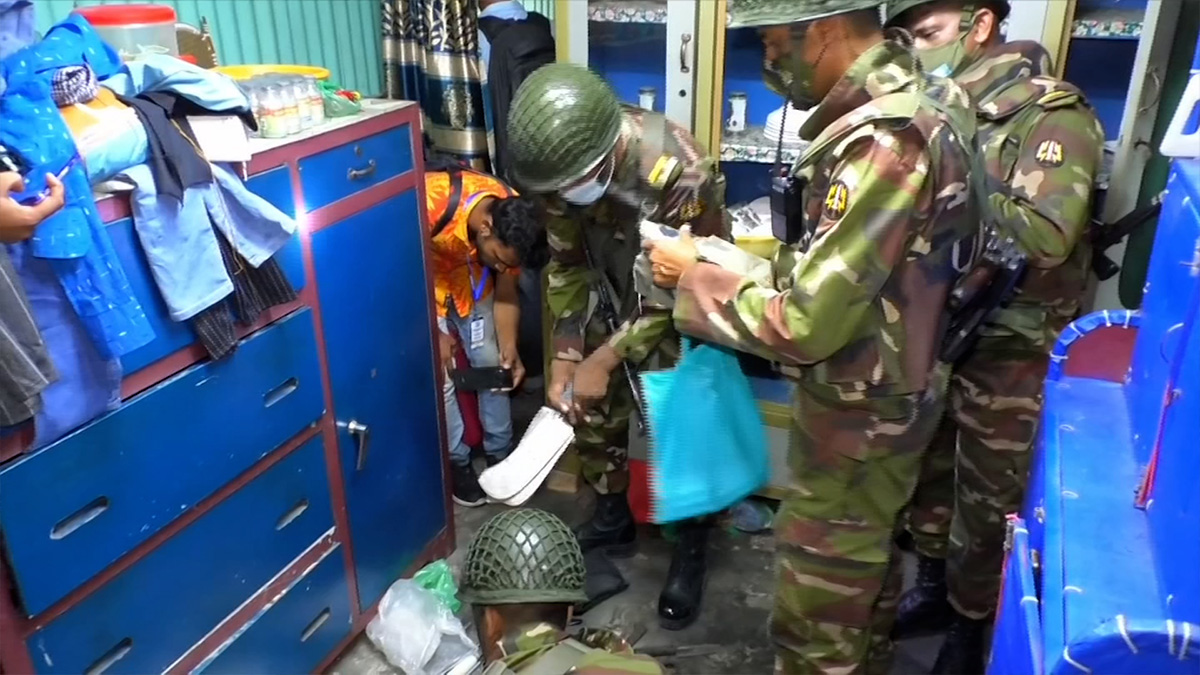 নারায়ণগঞ্জে যৌথবাহিনীর অভিযানে মাদক-অস্ত্র-টাকা উদ্ধার, আটক ২ নারী