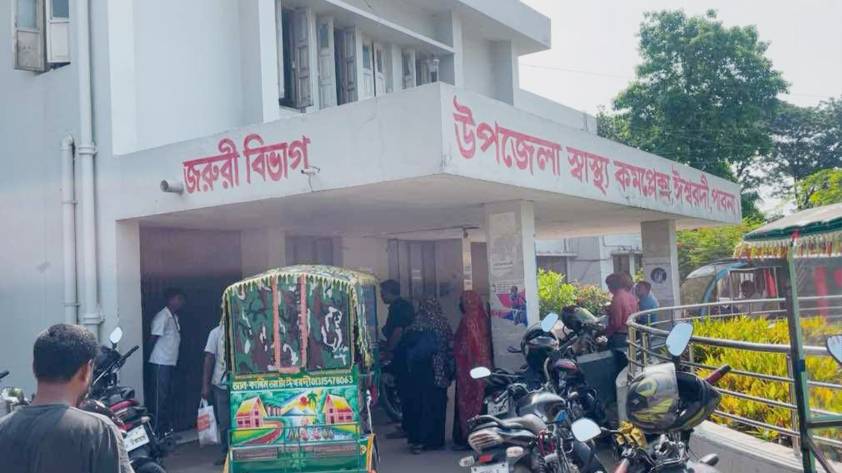 পাবনার ঈশ্বরদীতে কাভার্ডভ্যানের ধাক্কায় তিনজন নিহত