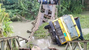 পিরোজপুরে ব্রিজ ভেঙে ট্রাক খালে, যোগাযোগ বন্ধ