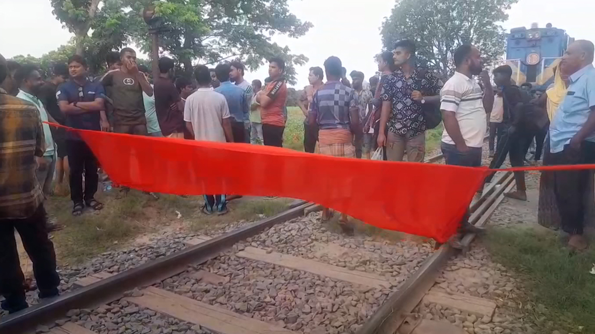 রাজশাহীতে রেলপথ অবরোধ প্রত্যাহার, আড়াই ঘণ্টা পর ট্রেন চলাচল শুরু