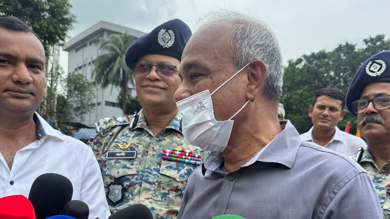 রাইফেল আর ভারী অস্ত্র কাদের কাছে থাকবে জানালেন স্বরাষ্ট্র উপদেষ্টা