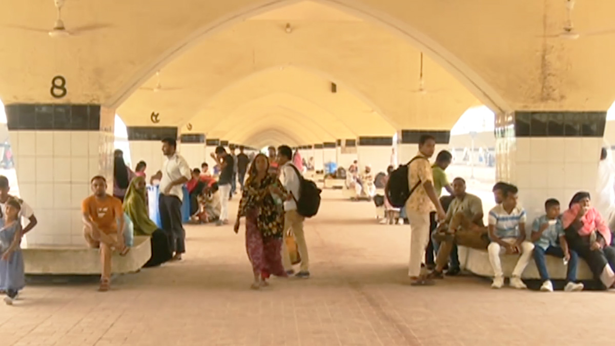 রাজধানীতে ফিরতে শুরু করেছে মানুষ, আবার আজও কেউ ছাড়ছে ঢাকা