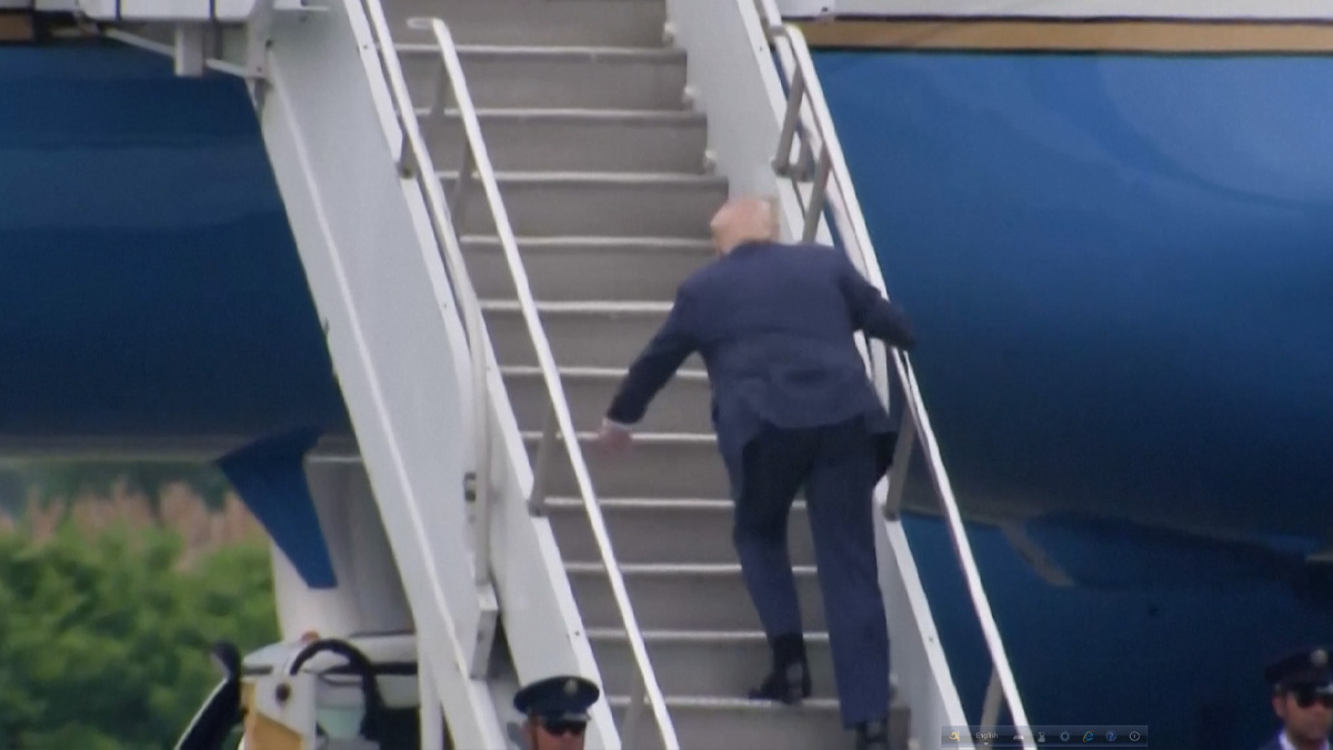 বিমানে উঠতে গিয়ে হোঁচট খেলেন ট্রাম্প