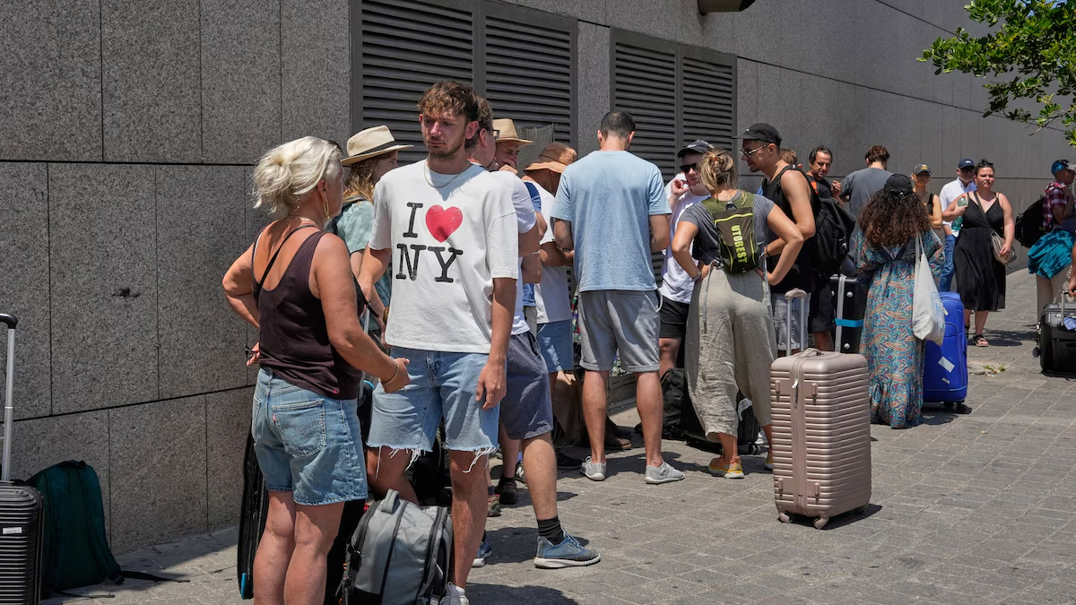 ইরান-ইসরায়েল সংঘাত: মার্কিন নাগরিকদের দেশে ফেরাতে যুক্তরাষ্ট্রের টাস্কফোর্স গঠন