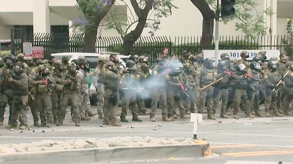 যুক্তরাষ্ট্রে অভিবাসন পুলিশের কঠোর অভিযান, বেআইনি গ্রেফতারের প্রতিবাদে বিক্ষোভ
