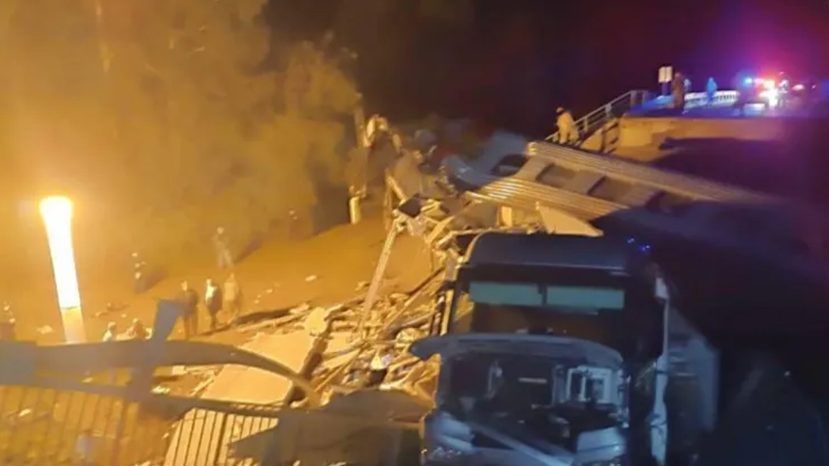 রাশিয়ায় চলন্ত ট্রেনের ওপর ভেঙে পড়লো সেতু