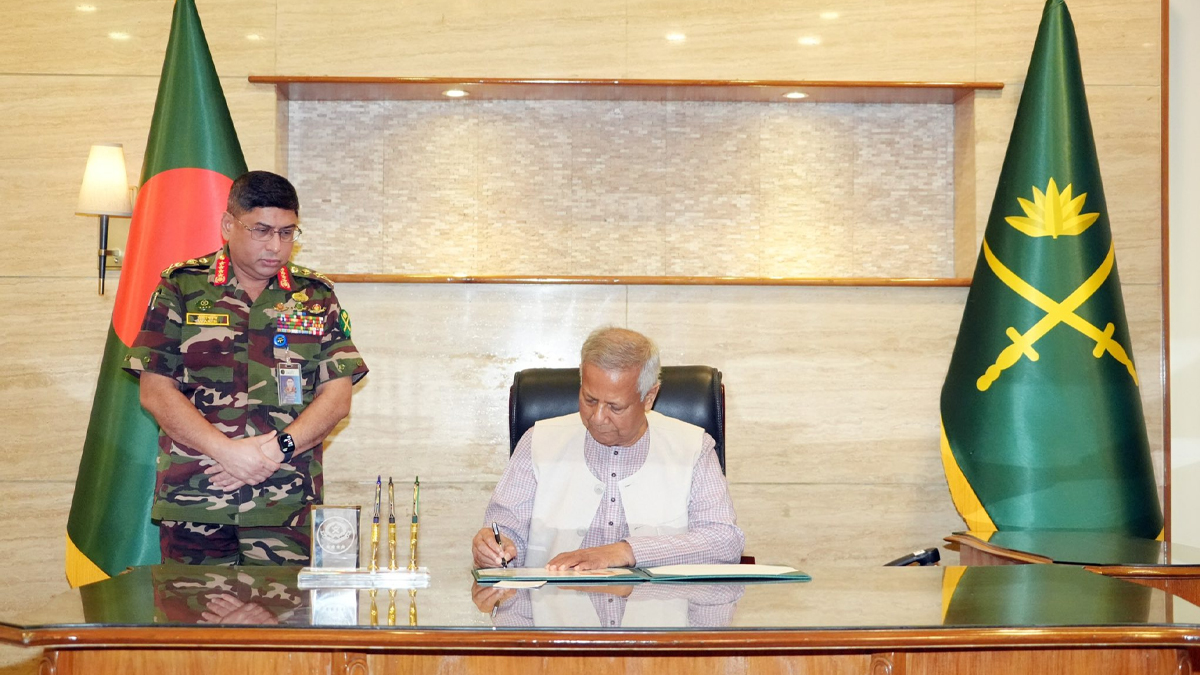 সৎ, নীতিবান ও পেশাদার অফিসাররা পদোন্নতির দাবিদার: প্রধান উপদেষ্টা