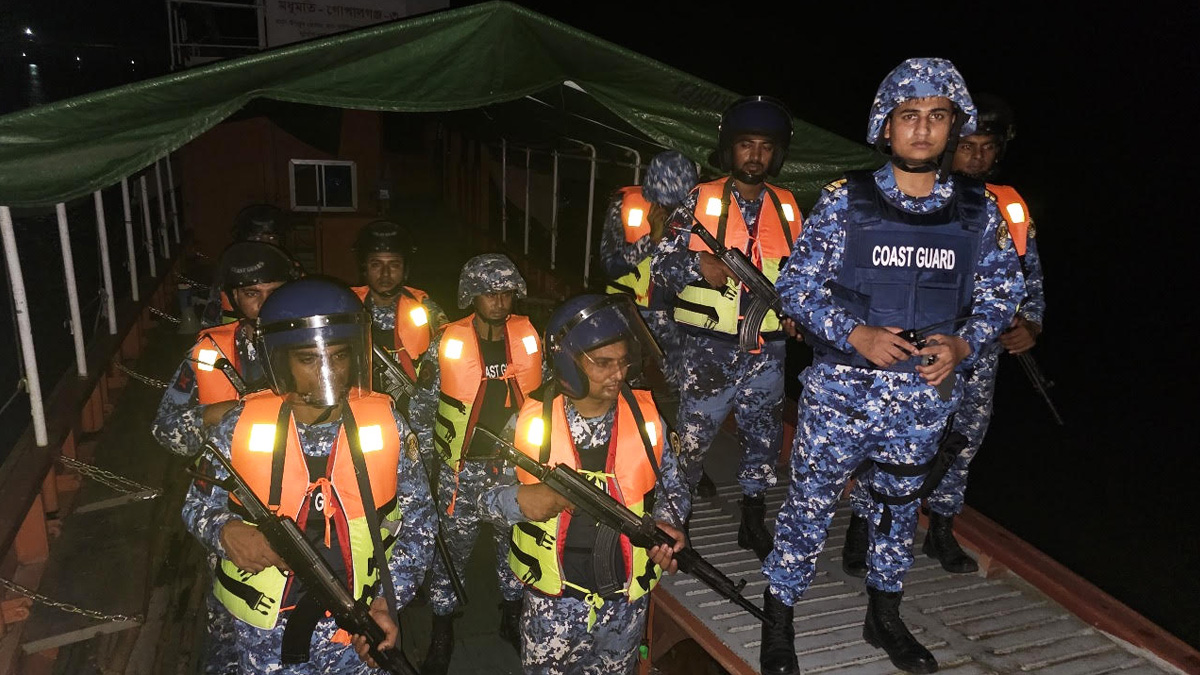 গোপালগঞ্জে নদীপথে টহল জোরদার করেছে কোস্ট গার্ড ও নৌবাহিনী