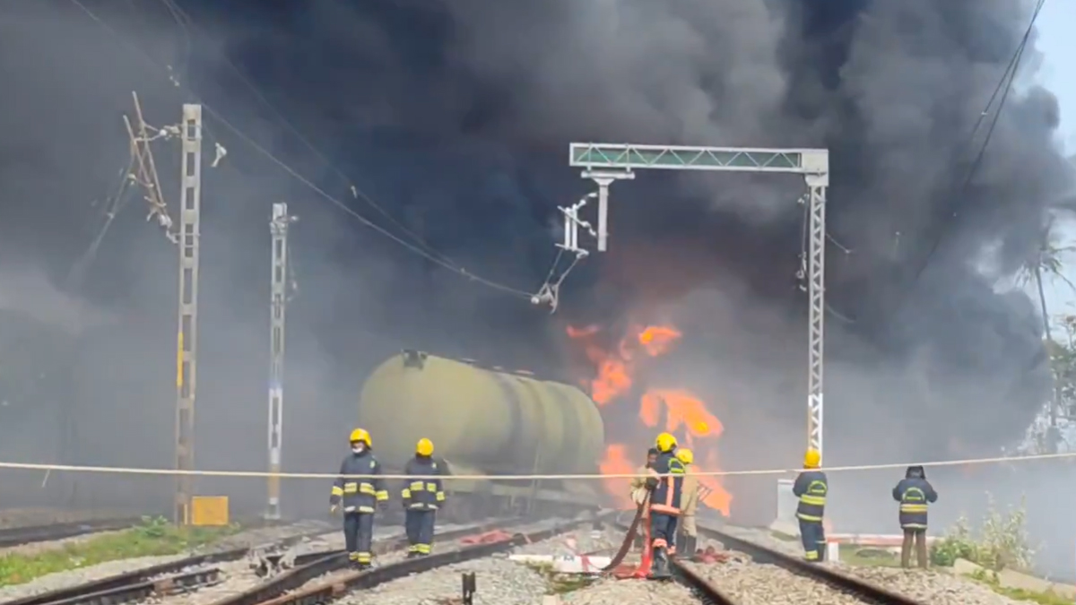 ভারতে ডিজেল বোঝাই মালগাড়িতে আগুন, বিস্ফোরণে আতঙ্ক