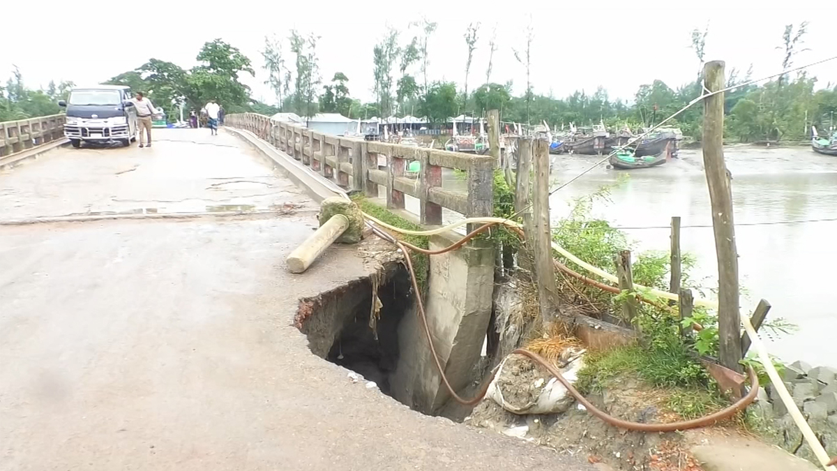 নদী ভাঙনের কবলে লক্ষ্মীপুরের বয়ার চর ব্রিজ