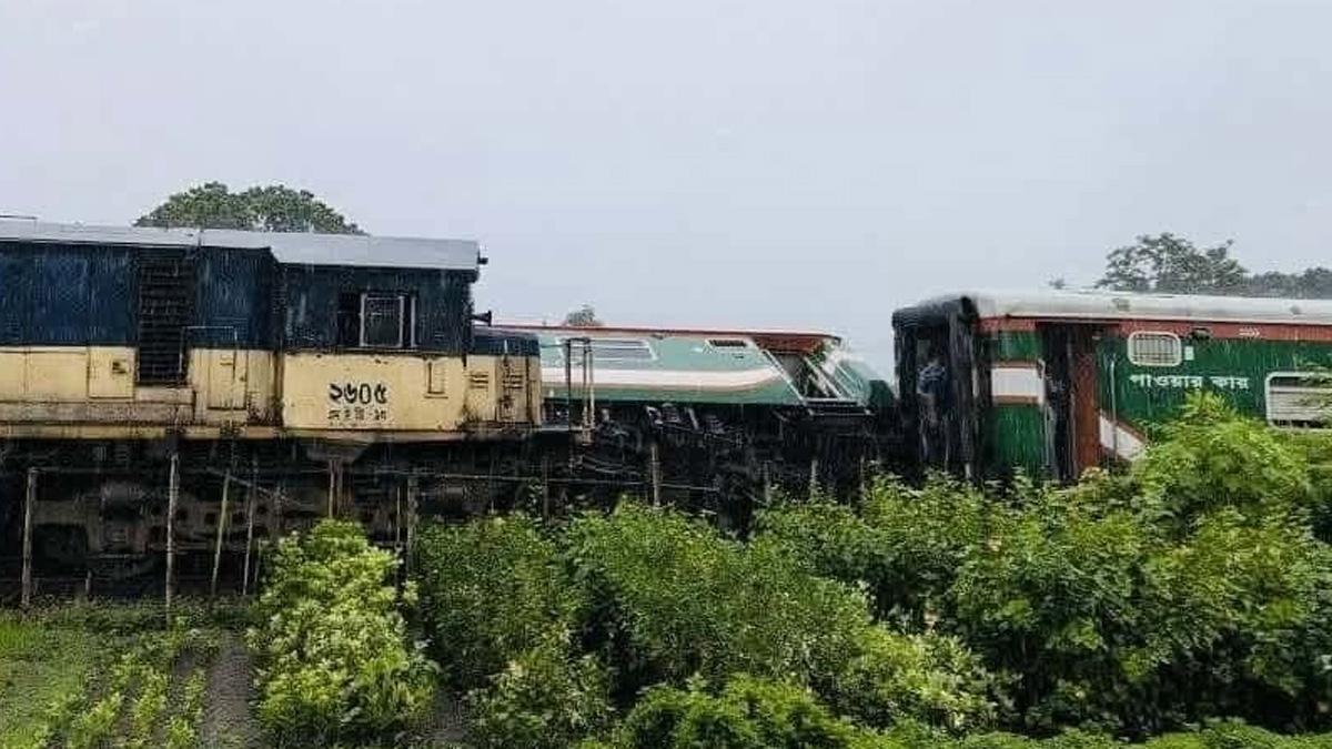 লালমনিরহাটে দুই ট্রেনের সংঘর্ষ, ২টি বগি লাইনচ্যুত