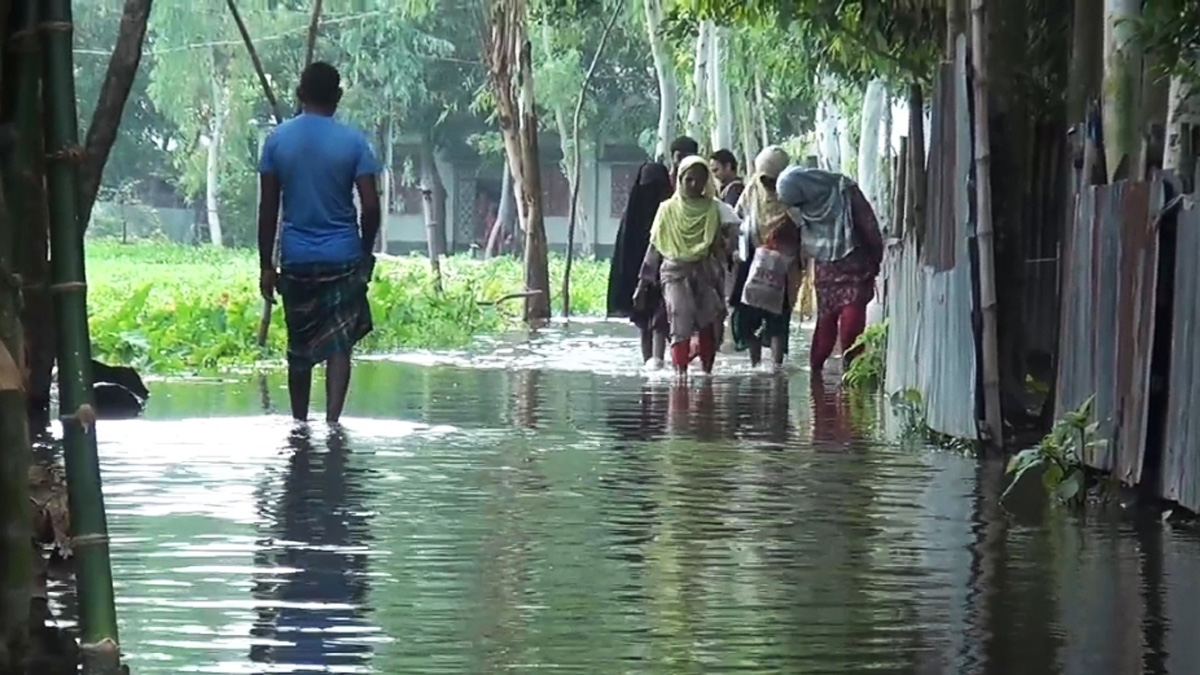 বিপৎসীমার নিচে তিস্তা, এখনও পানিবন্দি লালমনিরহাটের সাত হাজার পরিবার