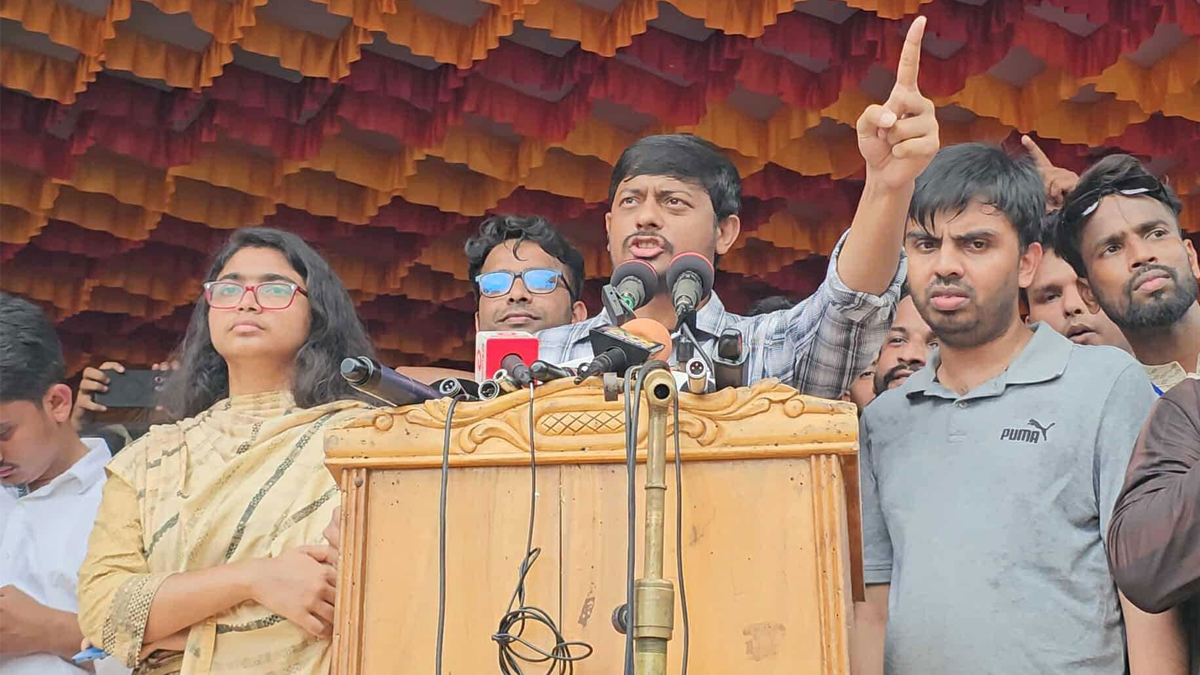 হ্যান্ডেল করতে না পারলে অস্ত্র আনলেন কেন: বাবরকে নাসীরুদ্দীন পাটওয়ারীর প্রশ্ন