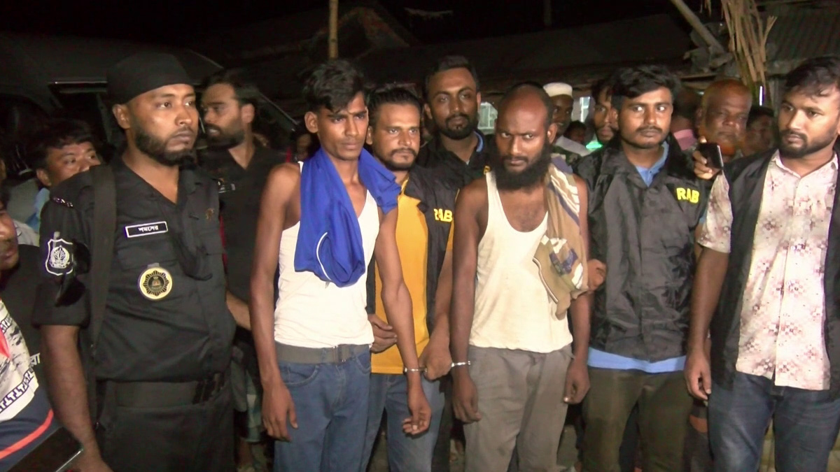 রংপুরে বালুভর্তি ট্রাক থেকে গাঁজা উদ্ধার, গ্রেফতার ২