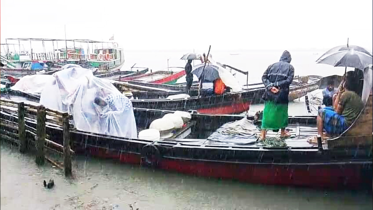 নিম্নচাপের প্রভাবে সাতক্ষীরার উপকূলীয় নদীতে পানি বৃদ্ধি