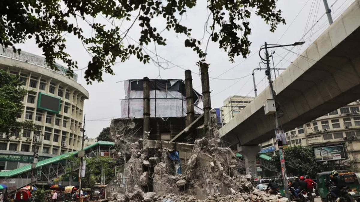 ভেঙে ফেলা হয়েছে শাহবাগের প্রজন্ম চত্বরের প্রতিকৃতি