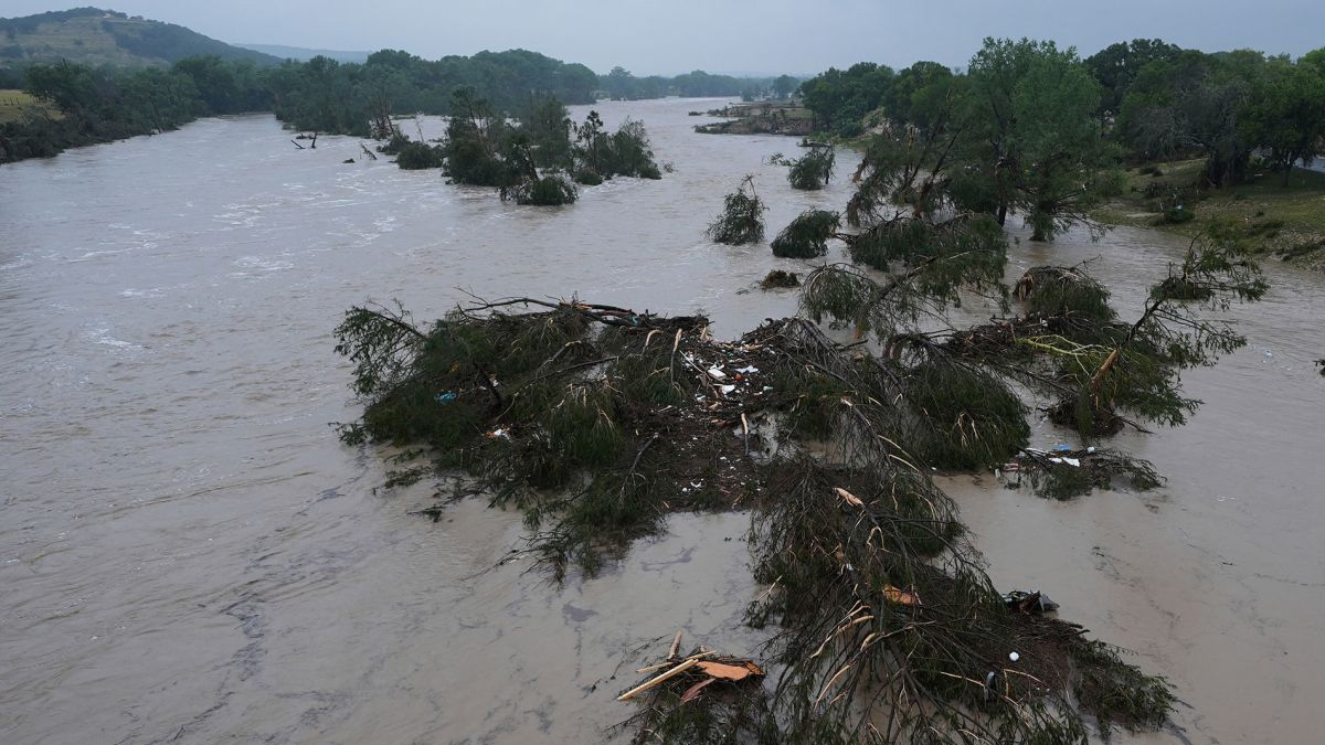 ক্যামেরার চোখে টেক্সাসে বন্যার ভয়াবহতা