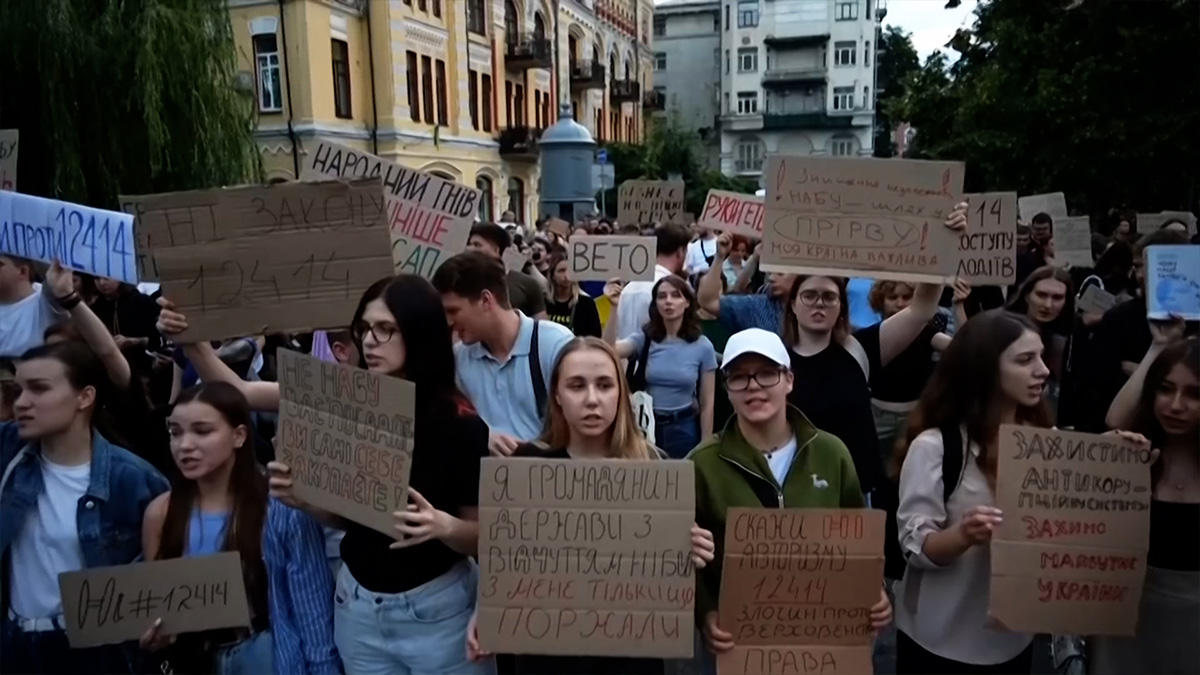 যুদ্ধের মধ্যেই সরকারবিরোধী বিক্ষোভে উত্তাল ইউক্রেন