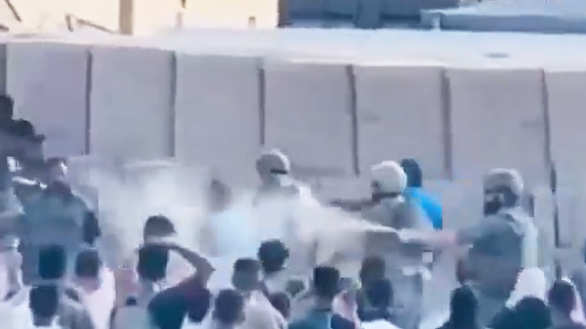 ত্রাণ বিতরণ কেন্দ্রে ক্ষুধার্ত ফিলিস্তিনিদের ওপর পিপার স্প্রে মারছে ইসরায়েলি বাহিনী