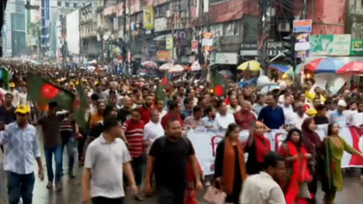 আইনশৃঙ্খলার অবনতির প্রতিবাদে রাজধানীসহ কয়েকটি জেলায় স্বেচ্ছাসেবক দলের বিক্ষোভ