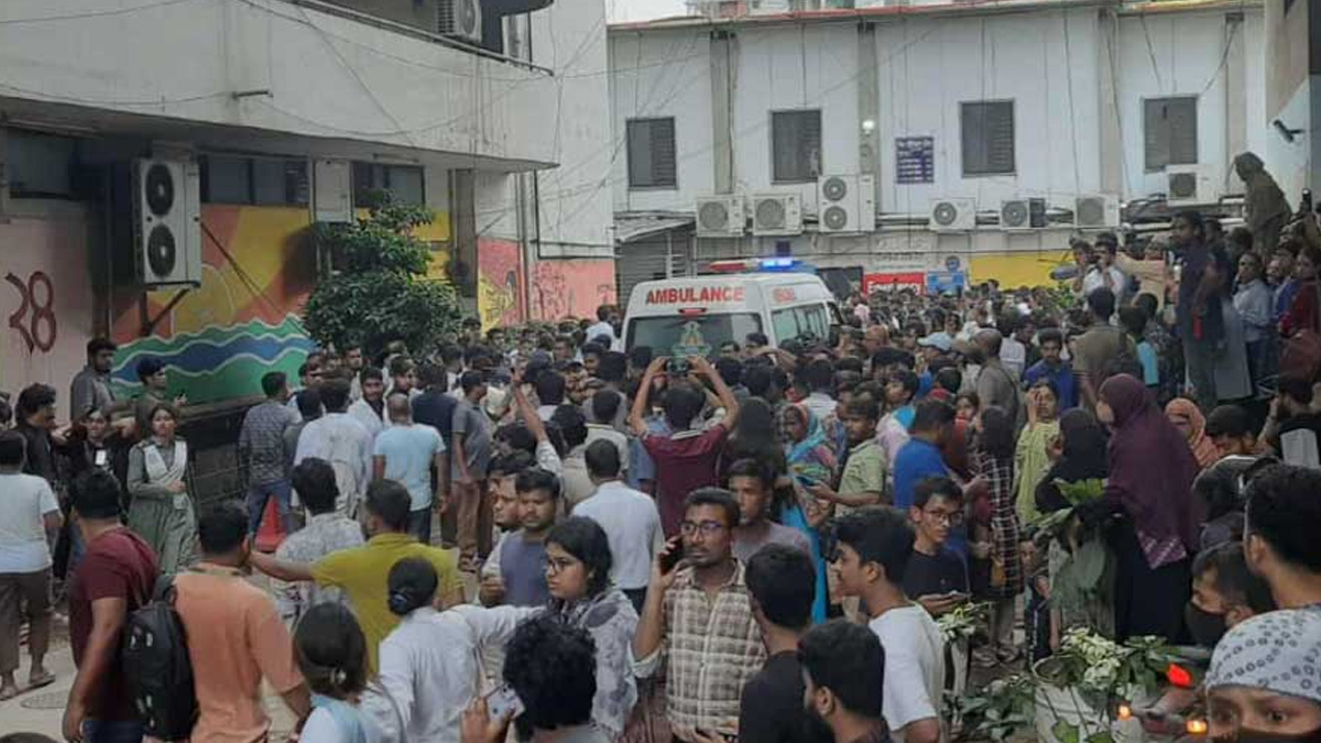 বিমান বিধ্বস্তে নিহত ২, হাসপাতালগুলোতে একের পর এক আসছে আহত