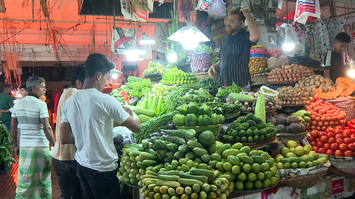 টানা বৃষ্টির প্রভাব রাজধানীর কাঁচাবাজারে, বেড়েছে মাছের দাম