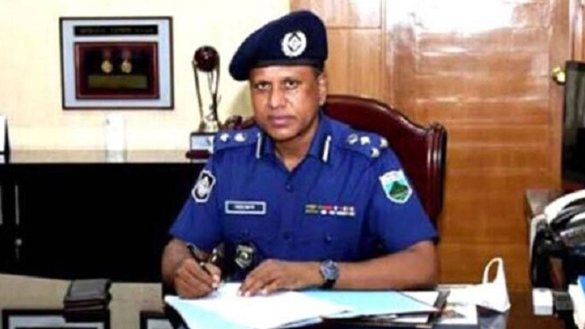 সাবেক ডিআইজি আব্দুল বাতেন ও তার স্ত্রীর দেশত্যাগে নিষেধাজ্ঞা