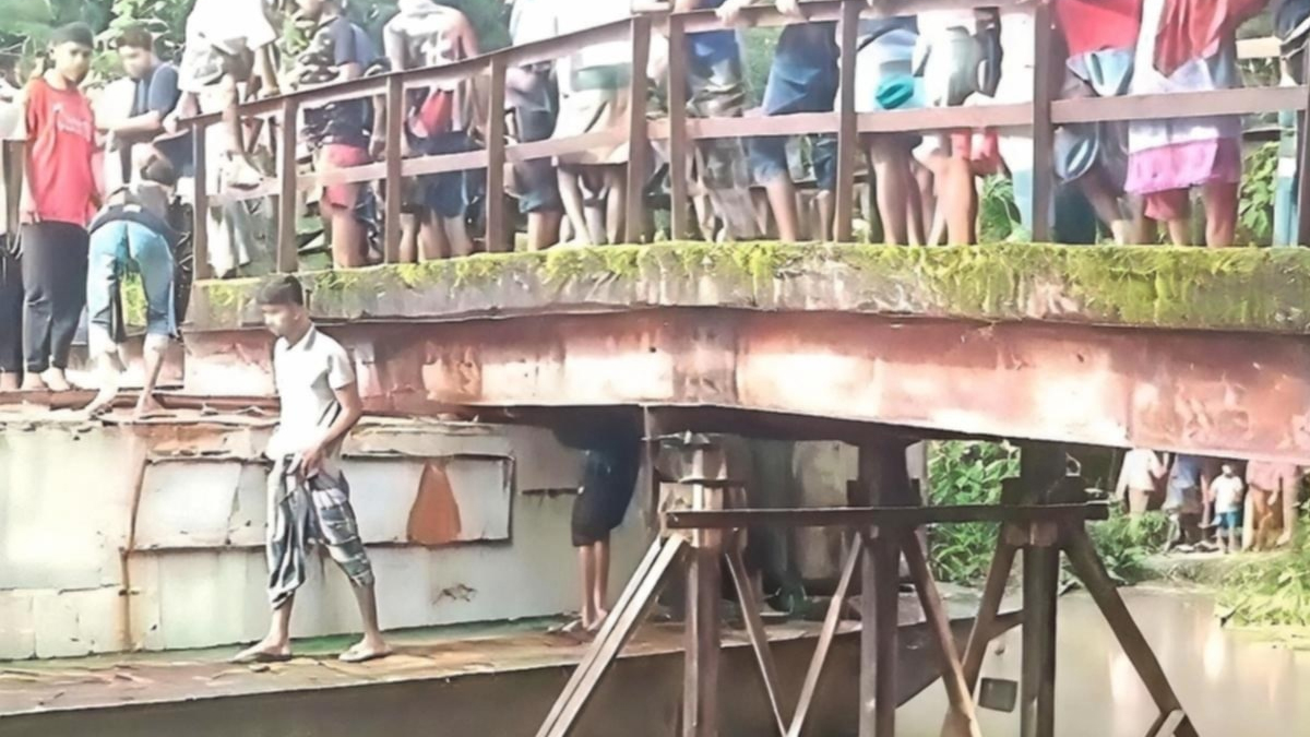 বাউফলের আয়রন ব্রিজের সাথে বাল্কহেডের সংঘর্ষে চালক নিহত