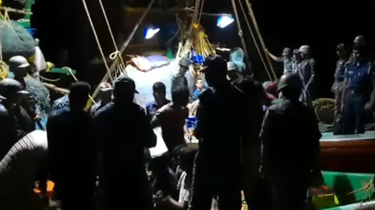 বঙ্গোপসাগরে দুই ফিশিং ট্রলারসহ ৩৪ ভারতীয় জেলে আটক