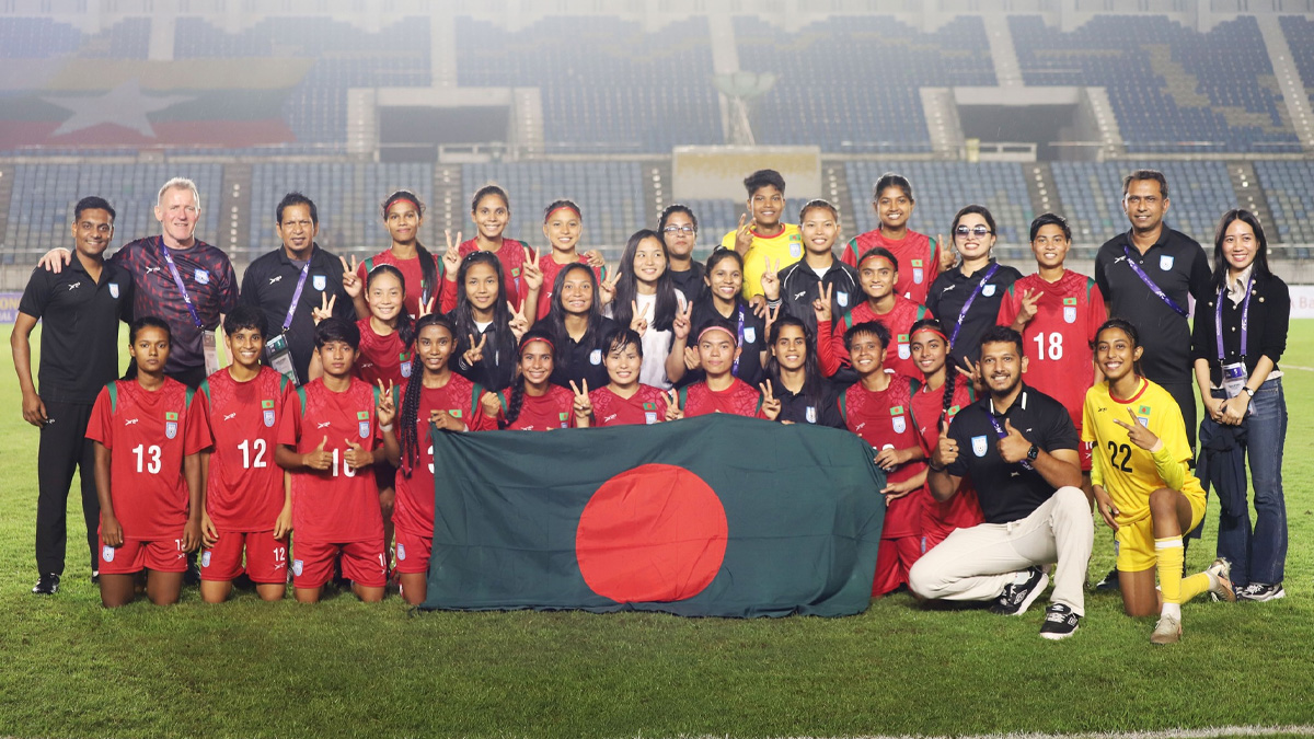 নারী ফুটবল দলকে অর্ধকোটি টাকা পুরস্কার ঘোষণা ক্রীড়া উপদেষ্টার