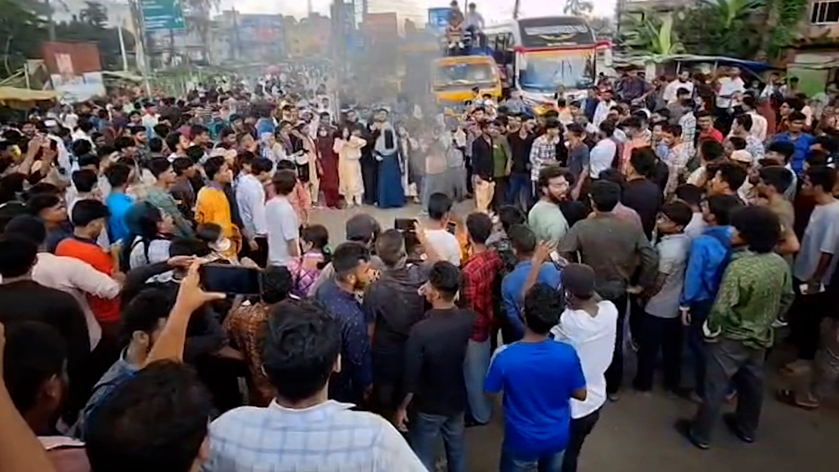 ৭ ঘণ্টা পর ঢাকা-কুয়াকাটা মহাসড়ক ছাড়লো শিক্ষার্থীরা, যান চলাচল স্বাভাবিক