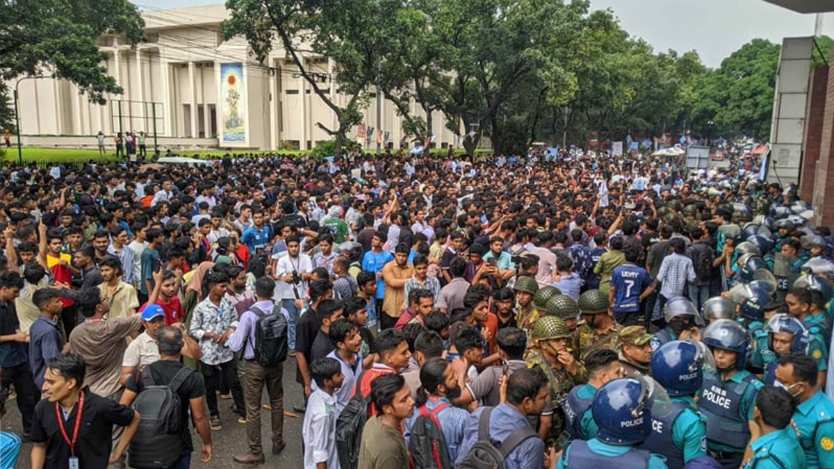 বিক্ষোভরত শিক্ষার্থীরা সচিবালয়ে ঢুকে পড়েছেন