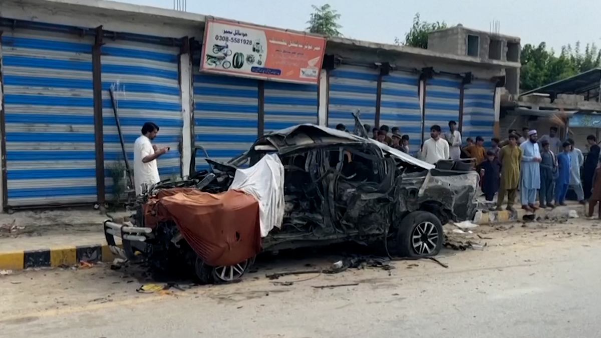 পাকিস্তানে সরকারি গাড়িতে বোমা হামলা, সহকারী কমিশনারসহ নিহত ৫